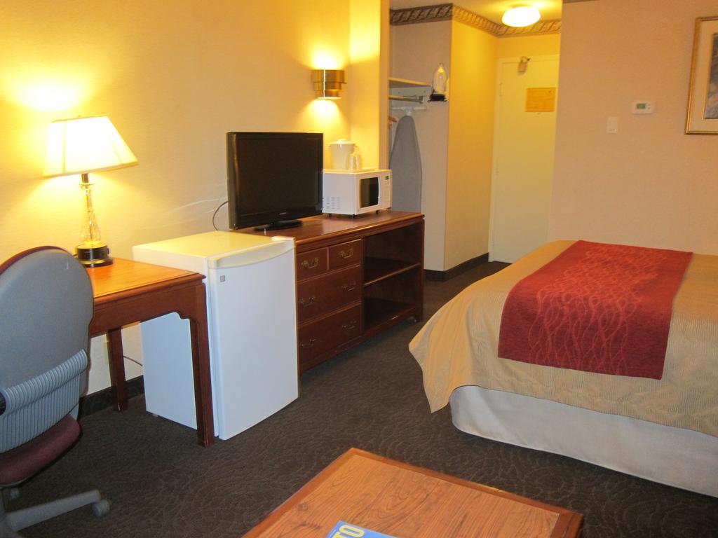 Comfort Inn Meadowvale Місісаґа Екстер'єр фото