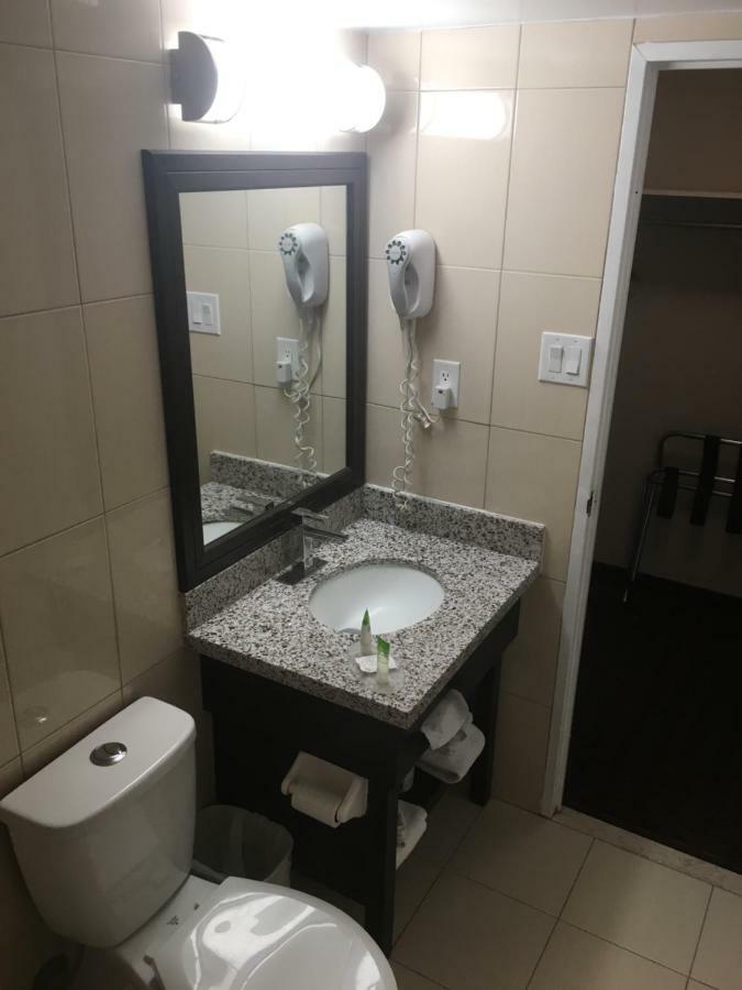Comfort Inn Meadowvale Місісаґа Екстер'єр фото
